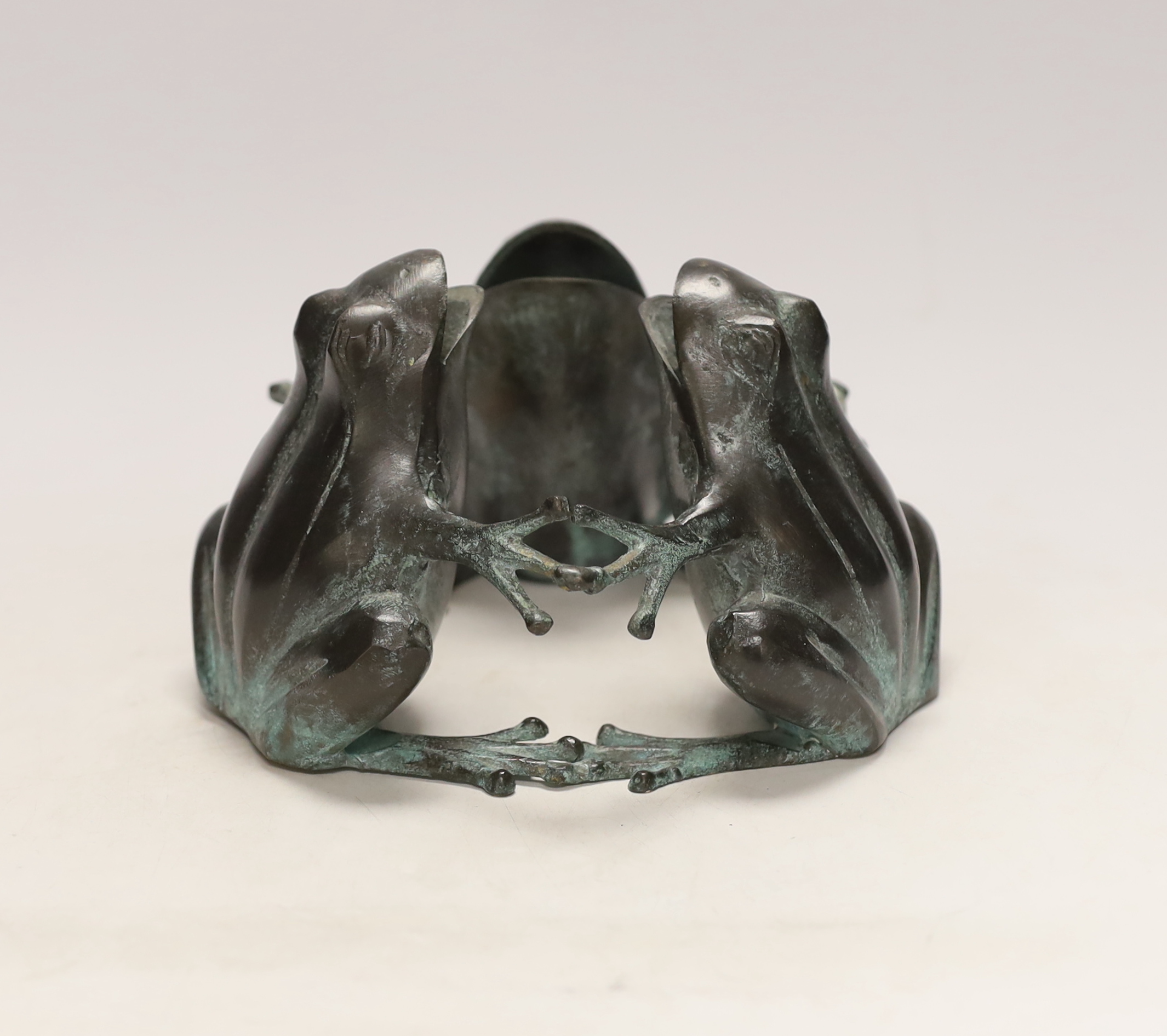 A bronze frog figure group, 18cm in diameter